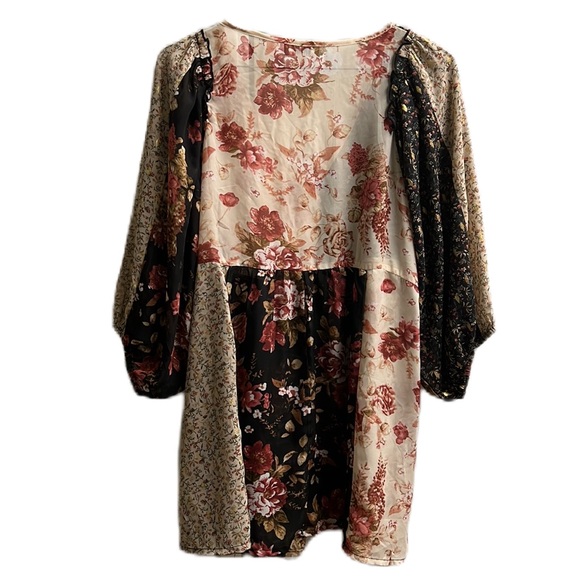 Umgee, Multi Colors Floral Print V-Neckline, 3/4 Sleeves Top, Size Medium - Picture 2 of 5